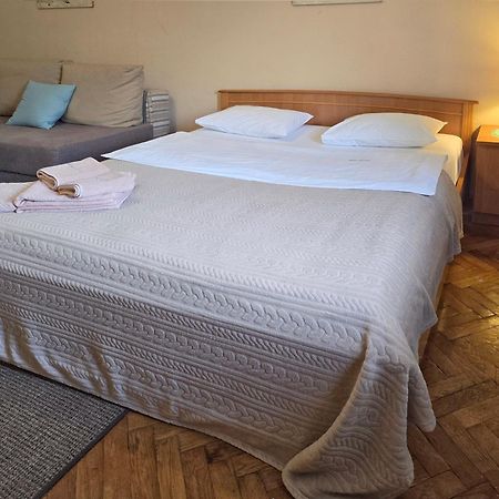 Home Hotel Apartments On Lva Tolstogo Kiev Ngoại thất bức ảnh