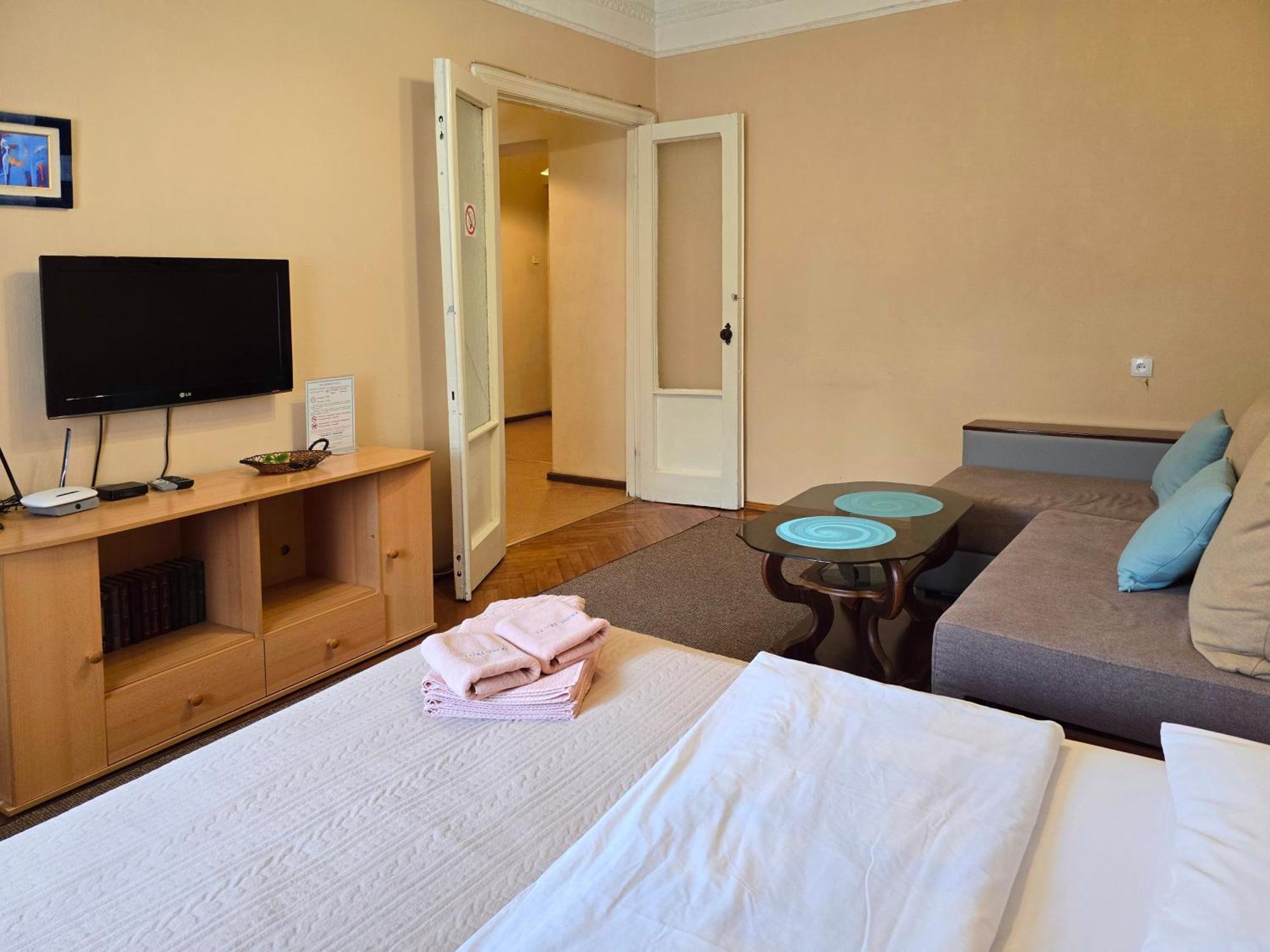 Home Hotel Apartments On Lva Tolstogo Kiev Ngoại thất bức ảnh